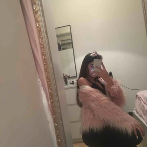  - Fluffig ljusrosa jacka, mjuk och skön. 