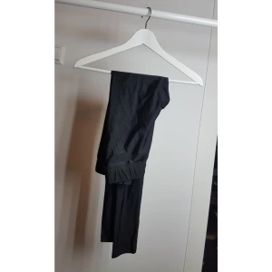  - Svarta leggings aldrig använda hög midja. 