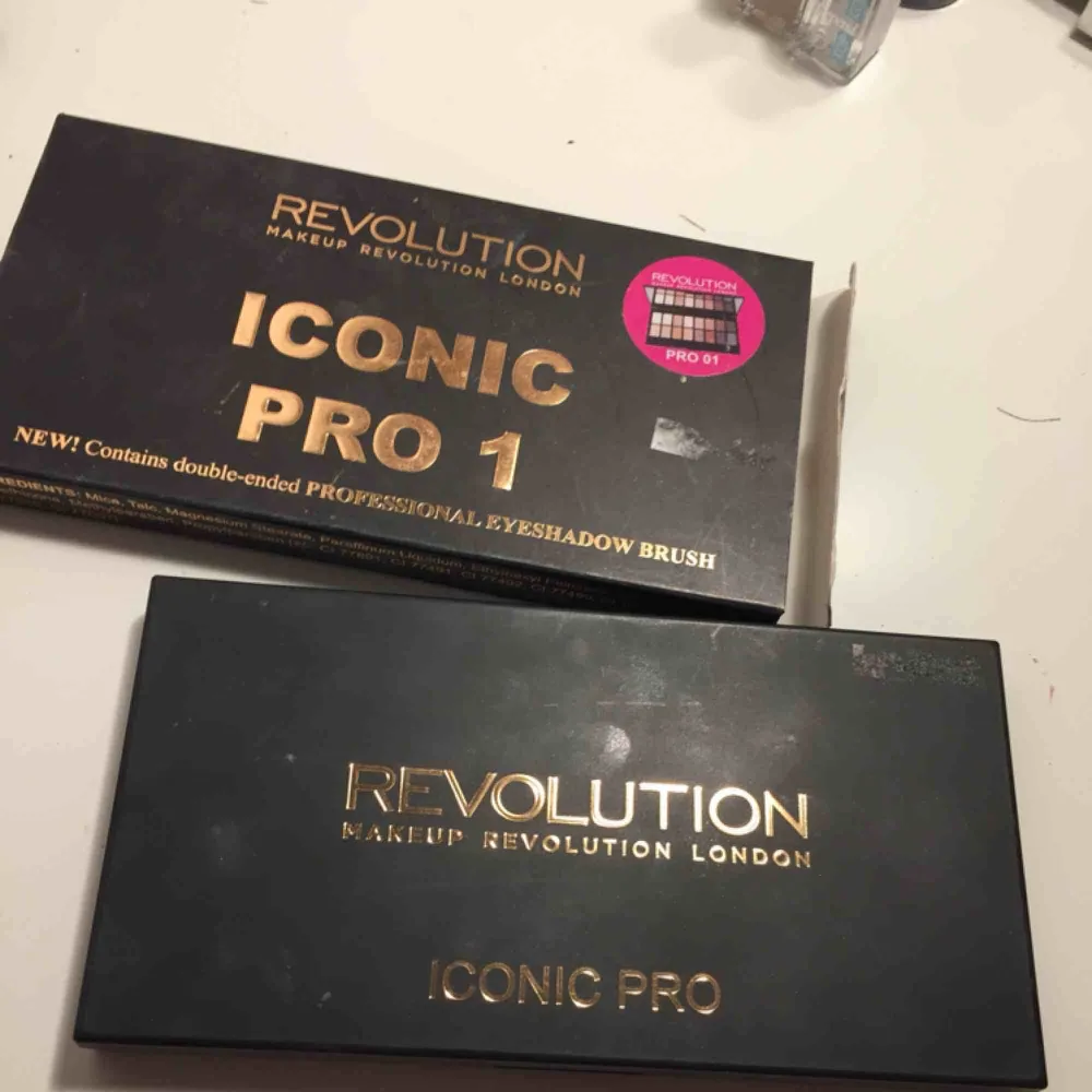  Nästintill oanvänd Makeup revolution London palett i färgerna Iconic Pro 1! Superfina färger men använder aldrig.. Accessoarer.