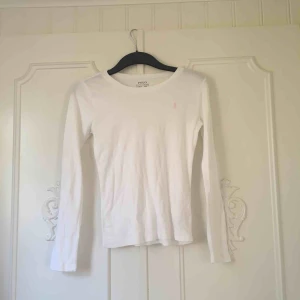  - Vit basic långärmad tröja från Polo by ralph lauren. Köpt på barnavdelningen men motsvarar en XS. Kan mötas upp i Stockholm, annars står köparen för frakt💞