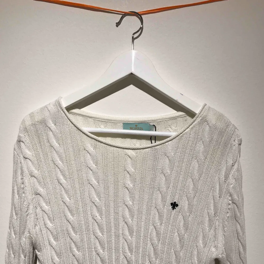 Superfin Morris tröja, kabelstickad😍 köpt nyligen och aldrig använt, endast testad💕 frakt tillkommer på 35kr 😇📩 . Stickat.