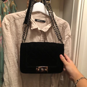  - Snygg väska från ginatricot. Använts under en kort period.