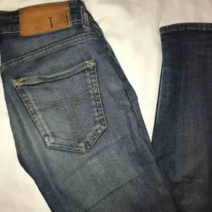 Snygga Tiger of Sweden jeans. Säljer pga använder inte längre. Har gått sönder en gång (som man ser på tredje bilden) men är lagat & syns inte. Modell: Slight. Sitter alltså väldigt tight. Frakten ingår i priset! :)