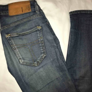  - Snygga Tiger of Sweden jeans. Säljer pga använder inte längre. Har gått sönder en gång (som man ser på tredje bilden) men är lagat & syns inte. Modell: Slight. Sitter alltså väldigt tight. Frakten ingår i priset! :)