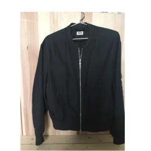  - Svart lite tunnare bomberjacka från Weekday i storlek S. Skön att ha under en jacka eller inomhus över en t-shirt. Kan mötas upp  i Stockholm eller skicka vid betald frakt. 