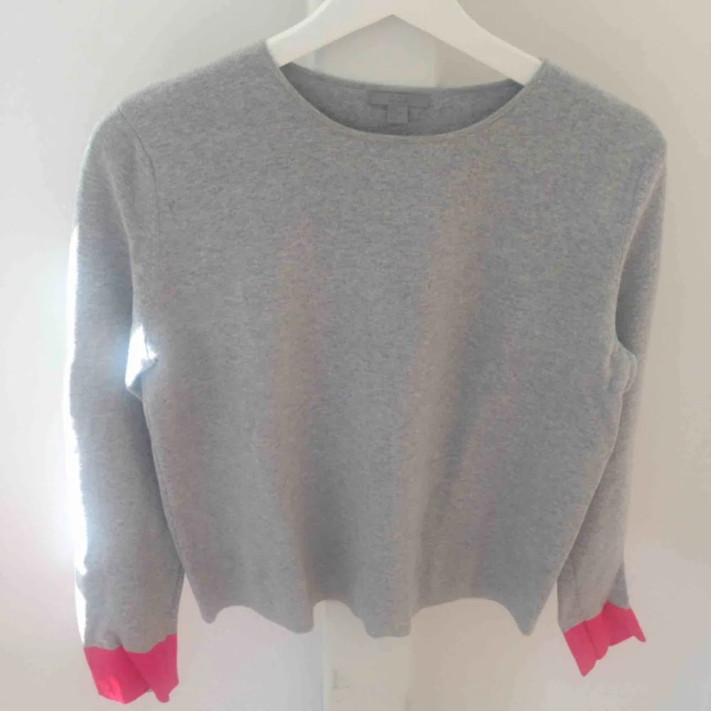 Finstickad tät, grå tröja med rosa detaljer på ärmarna. Storlek S, från Cos.. Tröjor & Koftor.