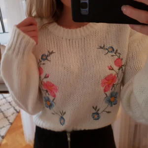  - Stickad tröja från hm. Använd fåtal gånger. Frakt 39 kr. 