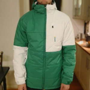  - Säljer min fodrade snowboardjacka från Burton i mycket fint skick! 100% polyester i yttertyg och insulation. Vindtät, värmande och så skön! Snölås, innerficka, liftkortsficka, dragkedjor för ventilation under armarna, resår och kardborreband vid muddarna.  Stor i storleken och funkar som en M-L på dam eller S-M på herr 🏂🏂🏂