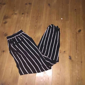  - Supersnygga randiga byxor från Berskha. Väldigt sköna utan slitningar. Ganska små i storleken så skulle snarare säga att de passar en S. Köpare står för frakt :)