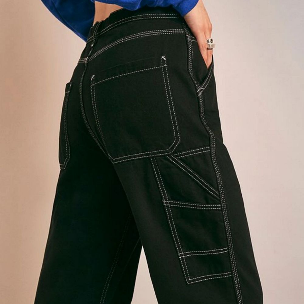 Workwear-byxor från Urban Outfitters. Passar mig som brukar ha 38 i byxor. Endast använda några få ggr och inköpta för ca 600 kr.. Jeans & Byxor.
