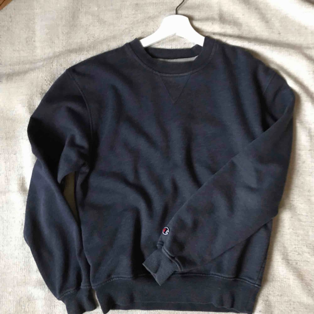 Super soft and cosy vintage Champion sweatshirt in dark blue. Shipping extra :). Tröjor & Koftor.