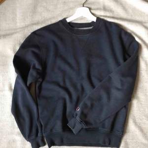 Super soft and cosy vintage Champion sweatshirt in dark blue. Shipping extra :)