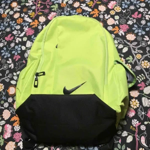  - En vanlig Nike väska,inga hål eller andra felaktiga skador som funkar att använda till 100%