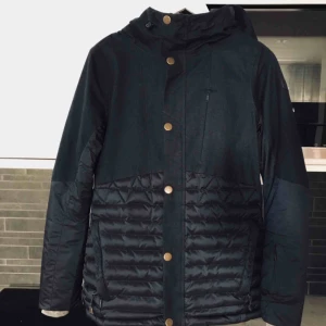  -   Nypris på jackan var 3500kr. Den är knappt använd och köpt för ca. 8 månader sen. Den håller varm väldigt bra och har många fickor.  Är även en skidjacka.  väldigt bra kvalitet på jackan.  Märke: O’Neill  Priset kan diskuteras 🙂