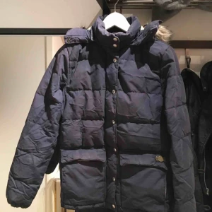  - Ralph Lauren Denim & Supply jacka parkas dam Strl S Säljes billigt pga trasig i innefodret se bilder Pris 100kr Hämtas i Bromma eller skickas. Köparen står då för frakt