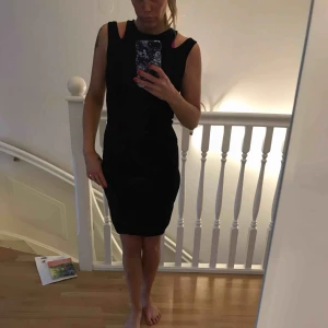  - Snygg klänning mörkblå, ser nästan svart ut, i stl xs. Knappt använd. I väldigt fint skick. Inga fläckar eller noppor eller märken.