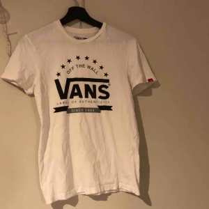  - Vans T-shirt i bomull! Jättefin men blir inte använd av mig. Den är skrynklig på bilden då den har legat i garderoben ett tag. Kan mötas upp i sundvall annars står köparen för frakt! 