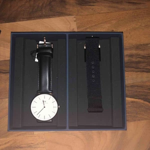 DW klocka med två band - Helt oanvänd DW klocka med extra armband om man inte gillar italiensk läder. Klockan är rosé-guld och modellen är ”Classic Sheffield” nypris är 1800kr