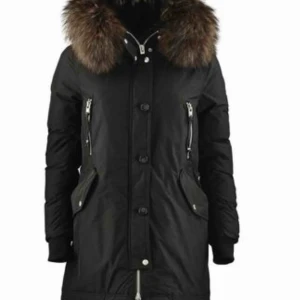  - Vinterjacka med stor päls (äkta) min päls är dock ljusare, använd 1 månad och i bra skick. Går att ta av pälsen eller bara köpa pälsen 