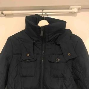  - Varm dunjacka som hängt i garderoben x antal år, använd en vinter ungefär.. Inga hål i tyget eller fula fläckar.