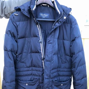  - Säljer jätte fin East West dunjacka. Storlek Medium, Mörk blå färg.