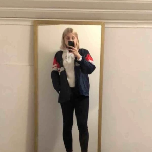  - En snygg vintage vindjacka från adidas. Adidas märket på bilden är i gammalt skick för jag tvättat den annars är jackan i bra skick.(köparen står för frakt)