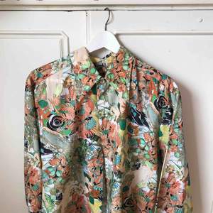 Vintage skjorta i 100% polyester. Kragen är spetsig framtill, en klassik skjorta ifrån 70-talet. Knappt använd.  🎀 endast swish 🎀
