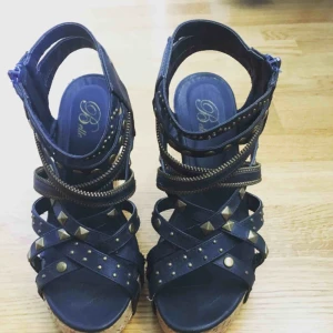  - Kilklackar i fint skick. Storlek 38 Frakt tillkommer