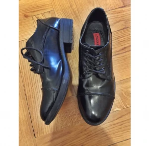  - Fina blanka skor från asos. Knappt använda. Bekväma och snygga! 

Möts upp centralt i Stockholm eller fraktar (frakt ingår ej i priset). 

Jag har swish. Fråga om du undrar över något! 