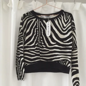  - Aldrig använd, prislappen sitter kvar!
Storlek XS, jag tycker dock att den är lite stor på storleken och skulle mer säga S/M. :)