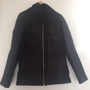  - Filippa K jacka i färgen charcoal svart. Bra passform med urban känsla. Gjord med inner- och yttertyg utan stoppning. Perfekt som vårjacka. Tar swish eller betalning i appen. Nypris: 3490:-