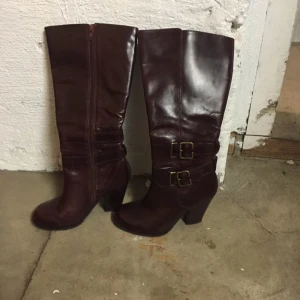  - Stövlar till salu. Använts 1 gång. Boots used once