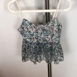  - Topp från bikbok i fint mönster storlek S 