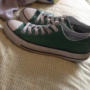  - Jätte fina gröna converse, äkta i storlek 39, används några gånger men jätte fina