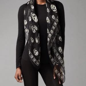  - Alexander McQueen scarf, silke. Köpt för 220 dollar. Dyr i inköp. Använd en gång. 
Swish/ frakt 35kr 