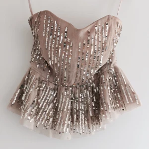  - Supersnygg paljettopp från Cubus! (Silvriga och guldiga paljetter)
Använda 1-2 gånger för två år sedan! 

Frakt tillkommer 