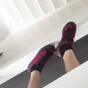  - Sjukt grymma skor från ASOS i sammetstyg. Nitar i bak. Svåra att fota men är verkligen jättefina. Har aldrig använt dem då de tyvärr är för små :( kan mötas upp i Stockholm eller Uppsala samt posta mot frakt! 