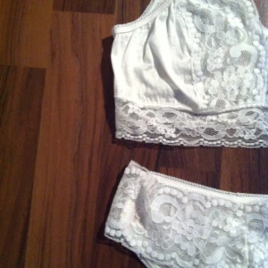  - 🐚Underklädes-set, vintage & i 100% bomull🐚

• Storlek: 40-42, medium-liten large
• Märke: Åhléns 
• Material: 100% bomull
• Skick: Aldrig använt, exemplariskt skick
• Övrigt: Inga skavanker alls
• Frakt: 13kr