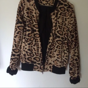  - leopard-bomberjacka
står 40 men kan va snygg på större/mindre också 