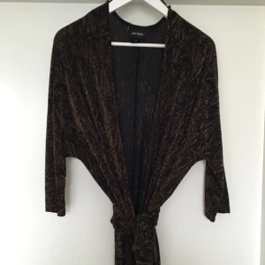  - Guld/svart kofta från Monki! Kan knytas i midjan, aldrig använd 🖖🏼🙌🏼✨