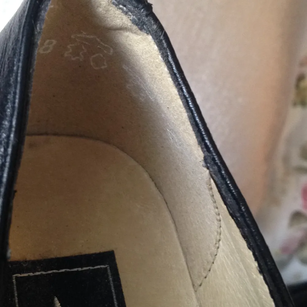 Vintage-skor med blockklack. Äkta läder (se bild nr 3). Svarta med guldaktig lyster framtill. Bekväma. Strl 4,5 (37).. Skor.