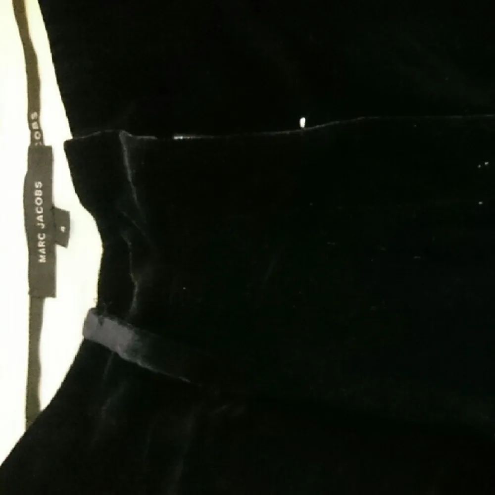 svarta sammetsbyxor från Marc Jacobs. mkt bra skick. lösare passform . Jeans & Byxor.