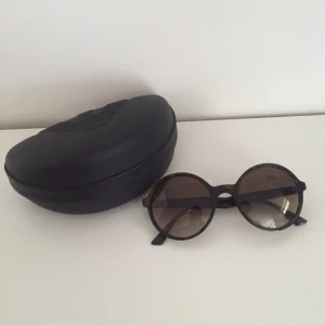  - Solglasögon från Emporio Armani. Köpta på Åhléns City för 2000kr. Använda men i väldigt fint skick. 