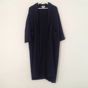  - Mörkblå kappa från Monki. Lite ful på ryggen men annars i fint skick. 