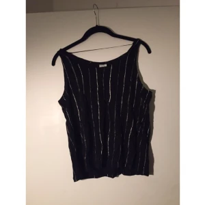  - Coolt linne från monki, använt typ 1 gång så i fint skick (bara skrynklig på bilden)! Kan mötas upp i Stockholm eller Uppsala samt posta (köparen står för frakten) :) 