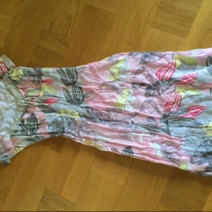  - Supersöt sommarklänning, endast använd ett fåtal gånger! Av märket Bondelera! Dragkedja i sidan!