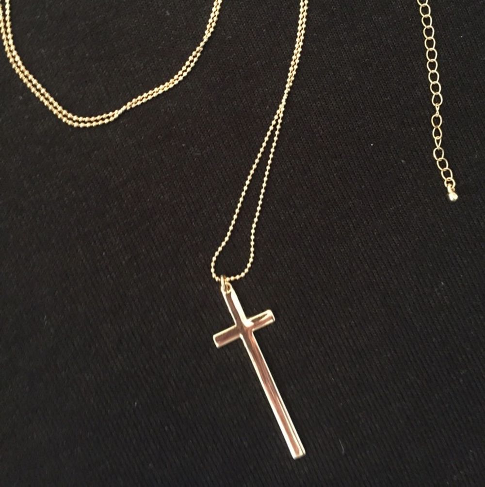 Långt halsband med kors i guldimitation | Plick Second Hand