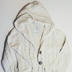  - Stickad tröja från H&M. Off white, i storlek S och med hoodie! Väldigt fint!