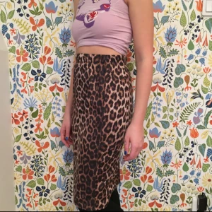  - KAXIG knälång högmidjad leopardkjol i fint skick 