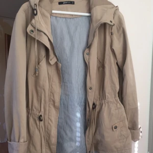  - Vår/sommarjacka från Gina Tricot. Passar även en med strl 36. Nyskick! 